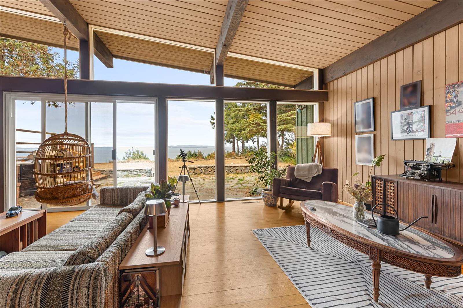 4598 Torquay Dr — listing photo 8 of 35