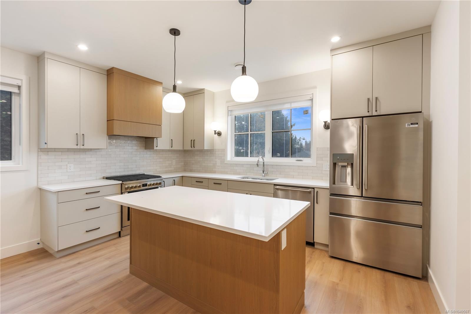 4-990 McBriar Ave — listing photo 13 of 25