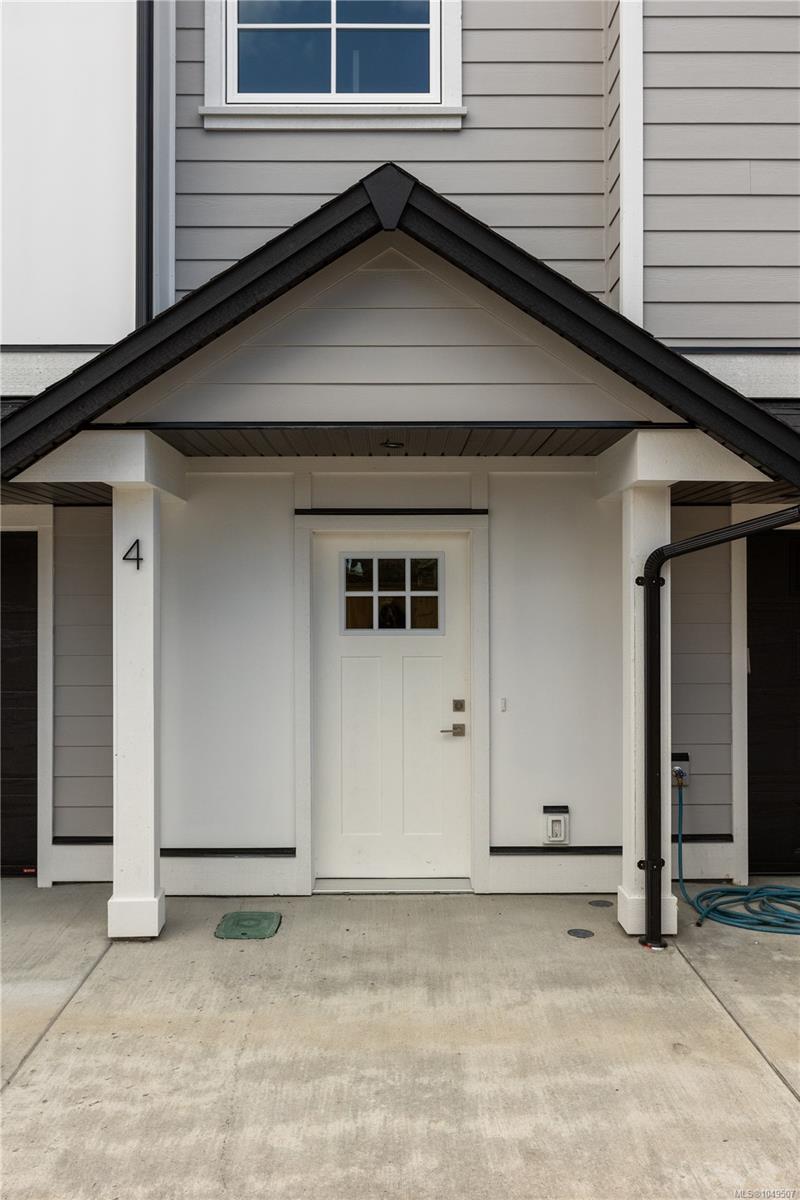 4-990 McBriar Ave — listing photo 3 of 25