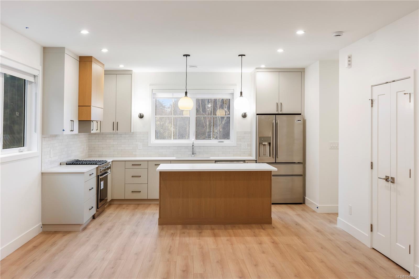 4-990 McBriar Ave — listing photo 6 of 25