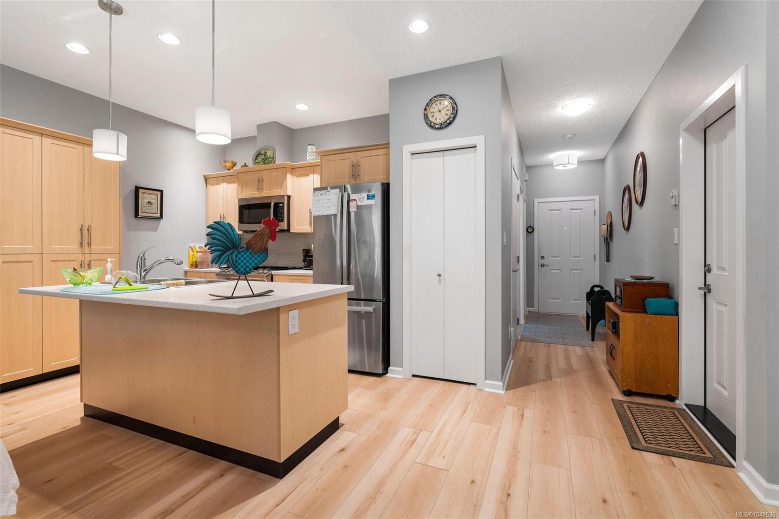 2410 Fern Way — listing photo 11 of 32