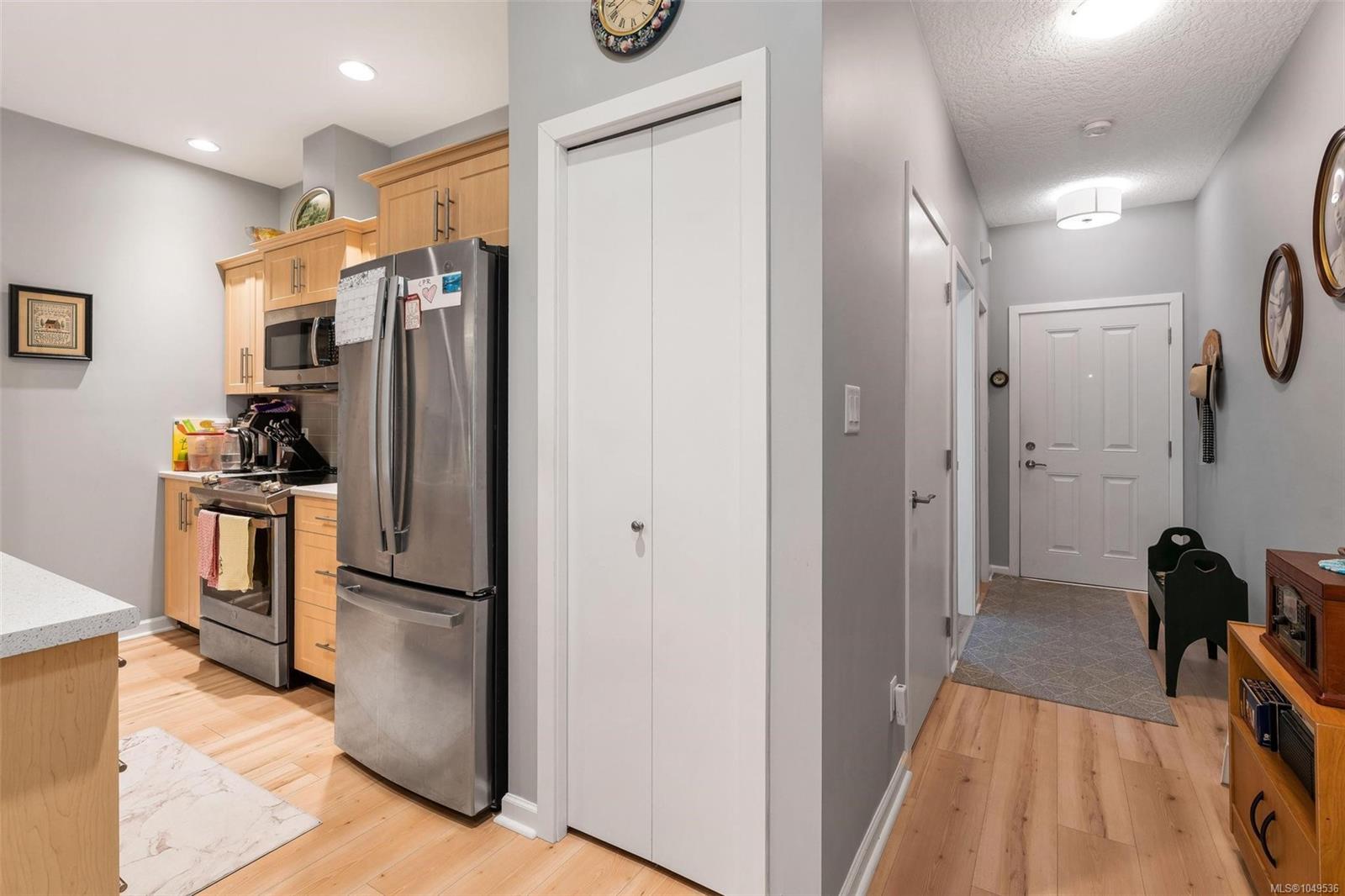 2410 Fern Way — listing photo 12 of 32