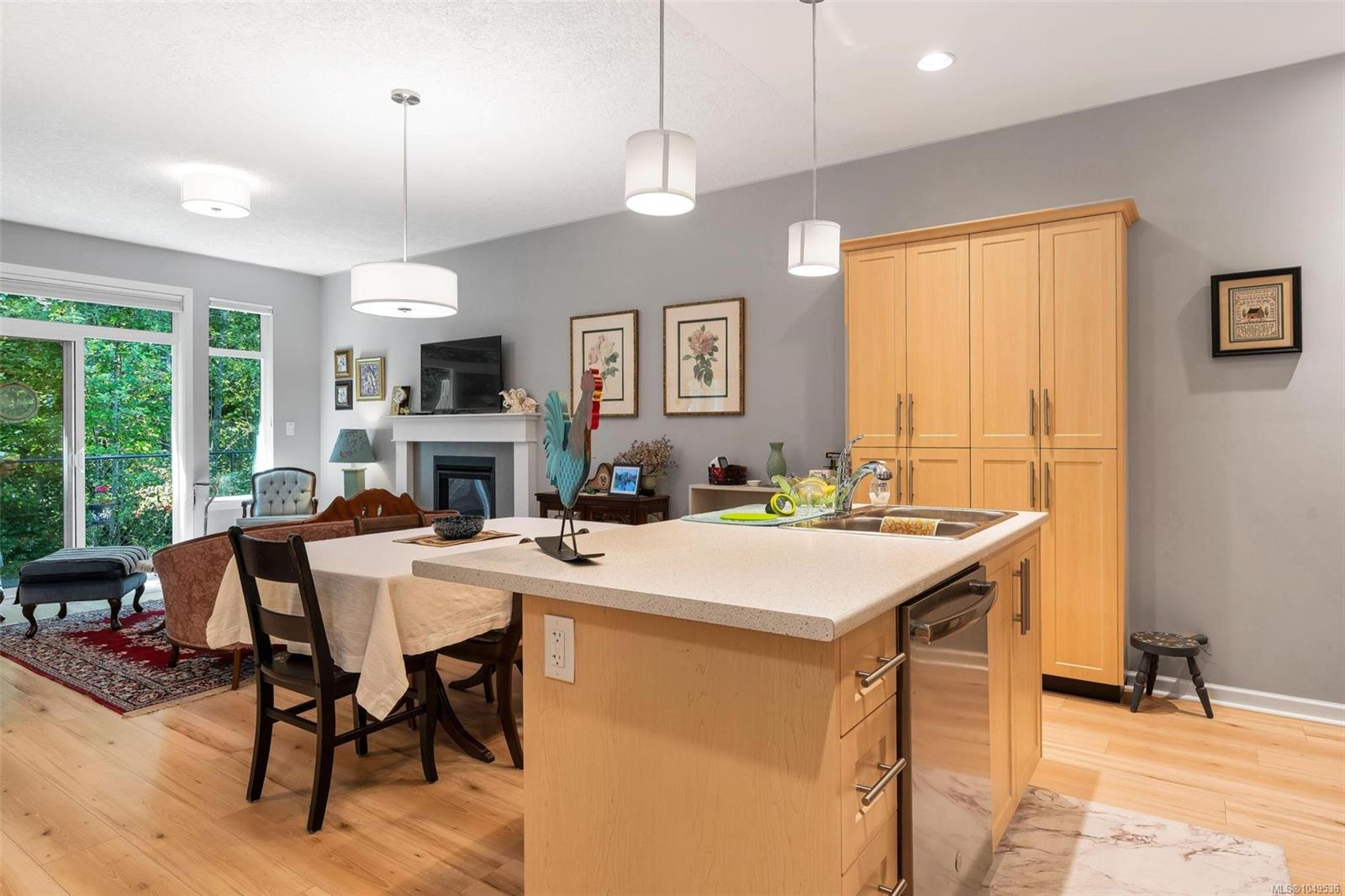 2410 Fern Way — listing photo 13 of 32