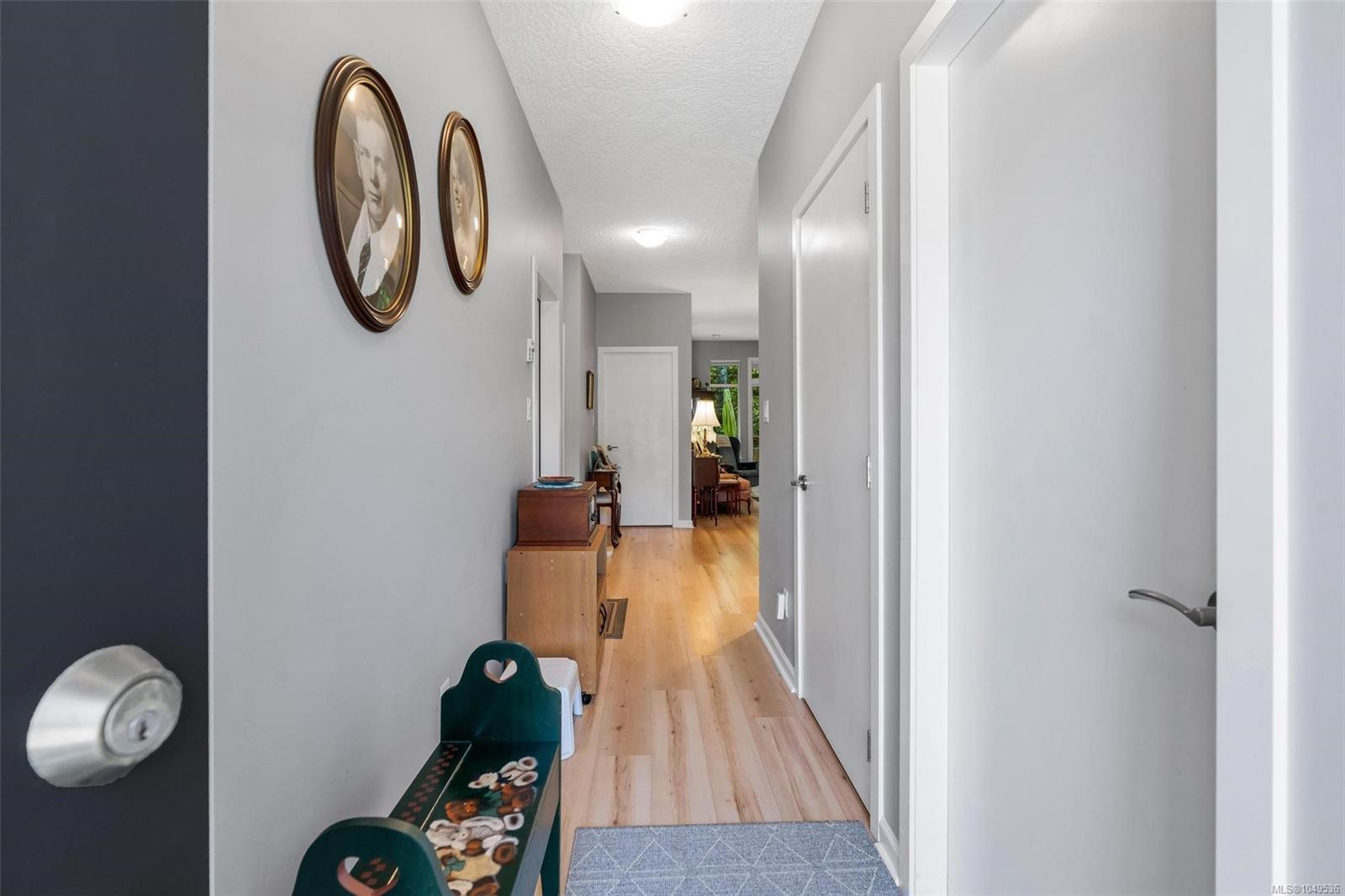 2410 Fern Way — listing photo 4 of 32