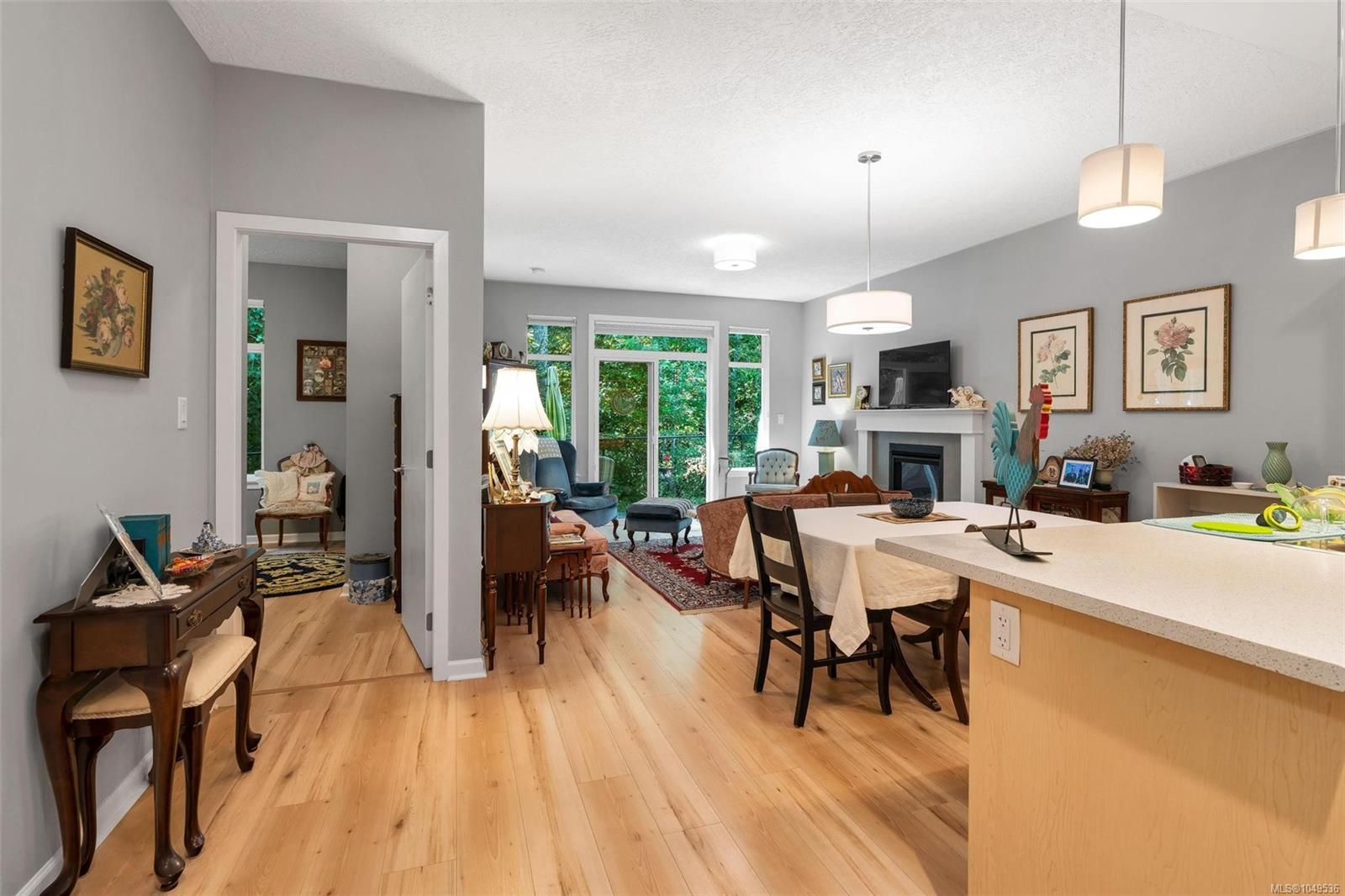 2410 Fern Way — listing photo 5 of 32