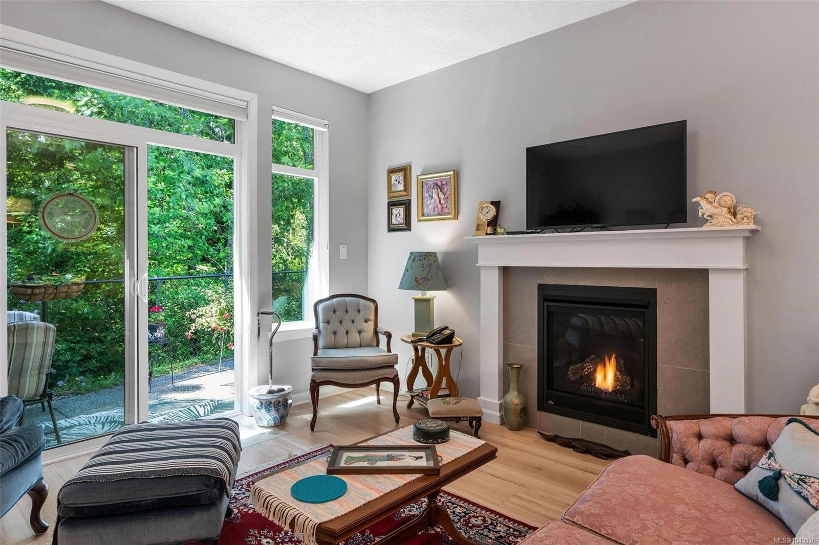 2410 Fern Way — listing photo 6 of 32