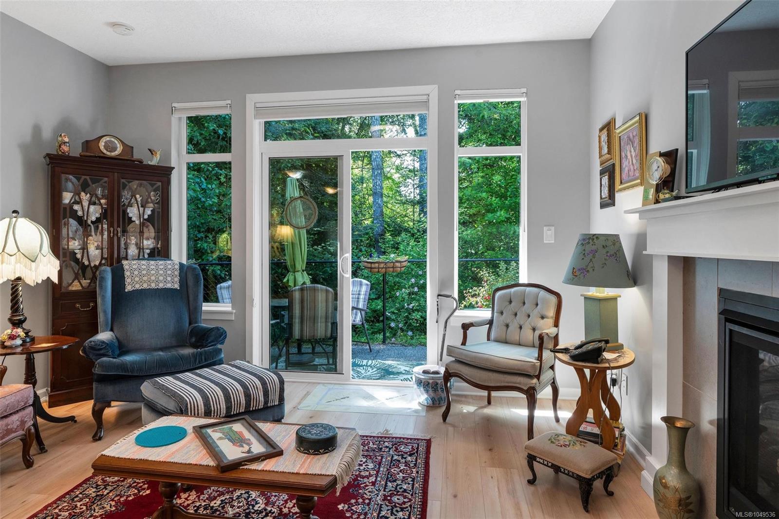 2410 Fern Way — listing photo 7 of 32