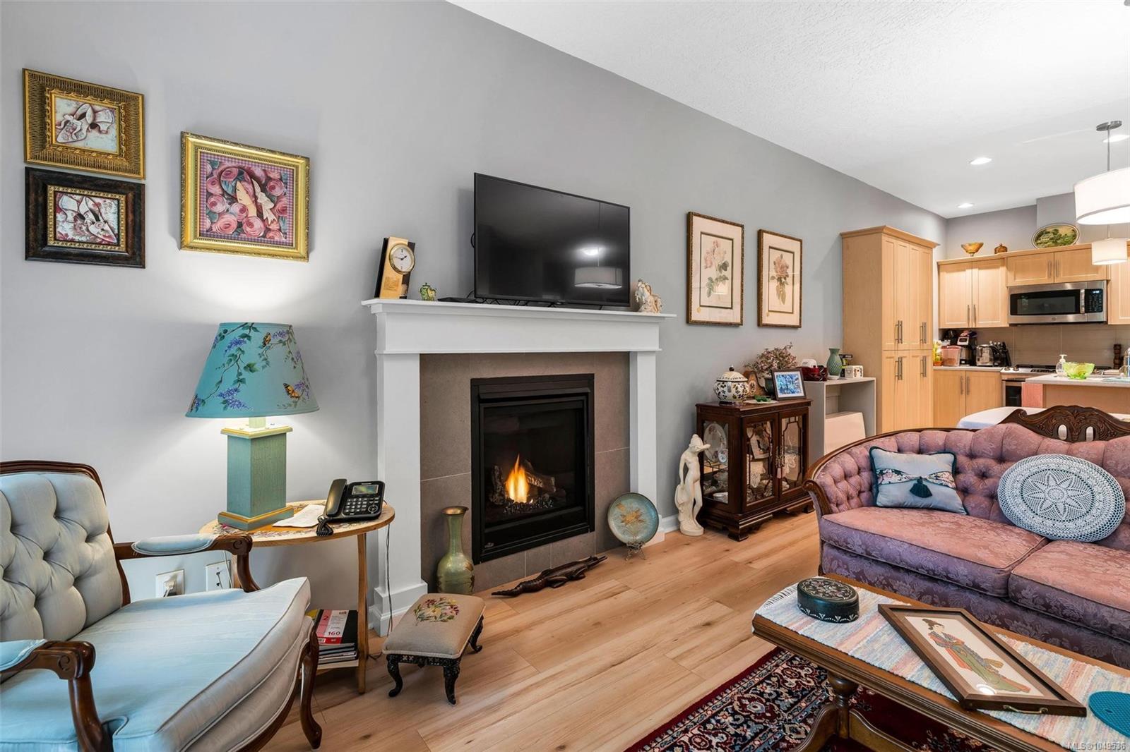 2410 Fern Way — listing photo 8 of 32