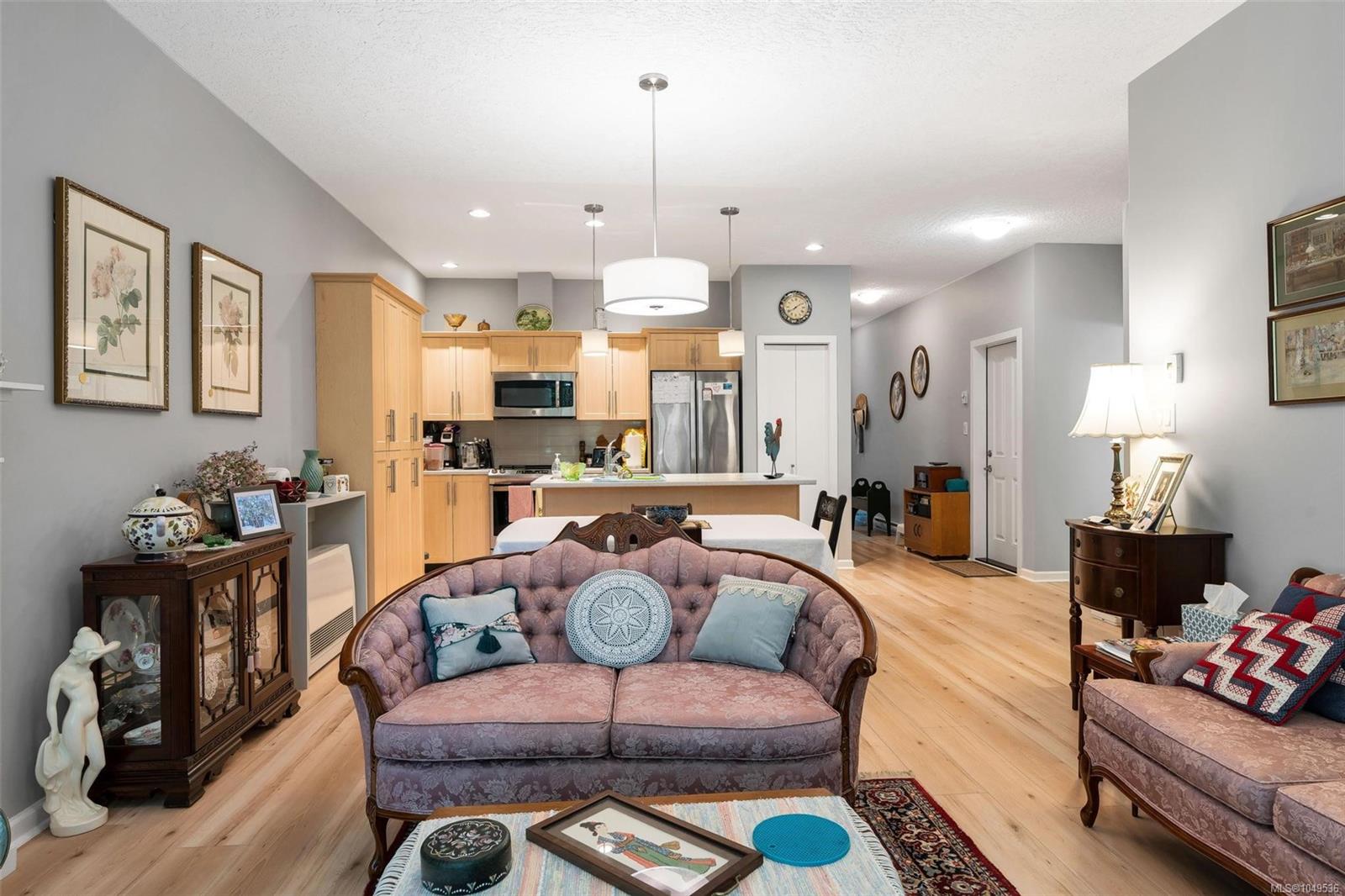 2410 Fern Way — listing photo 9 of 32