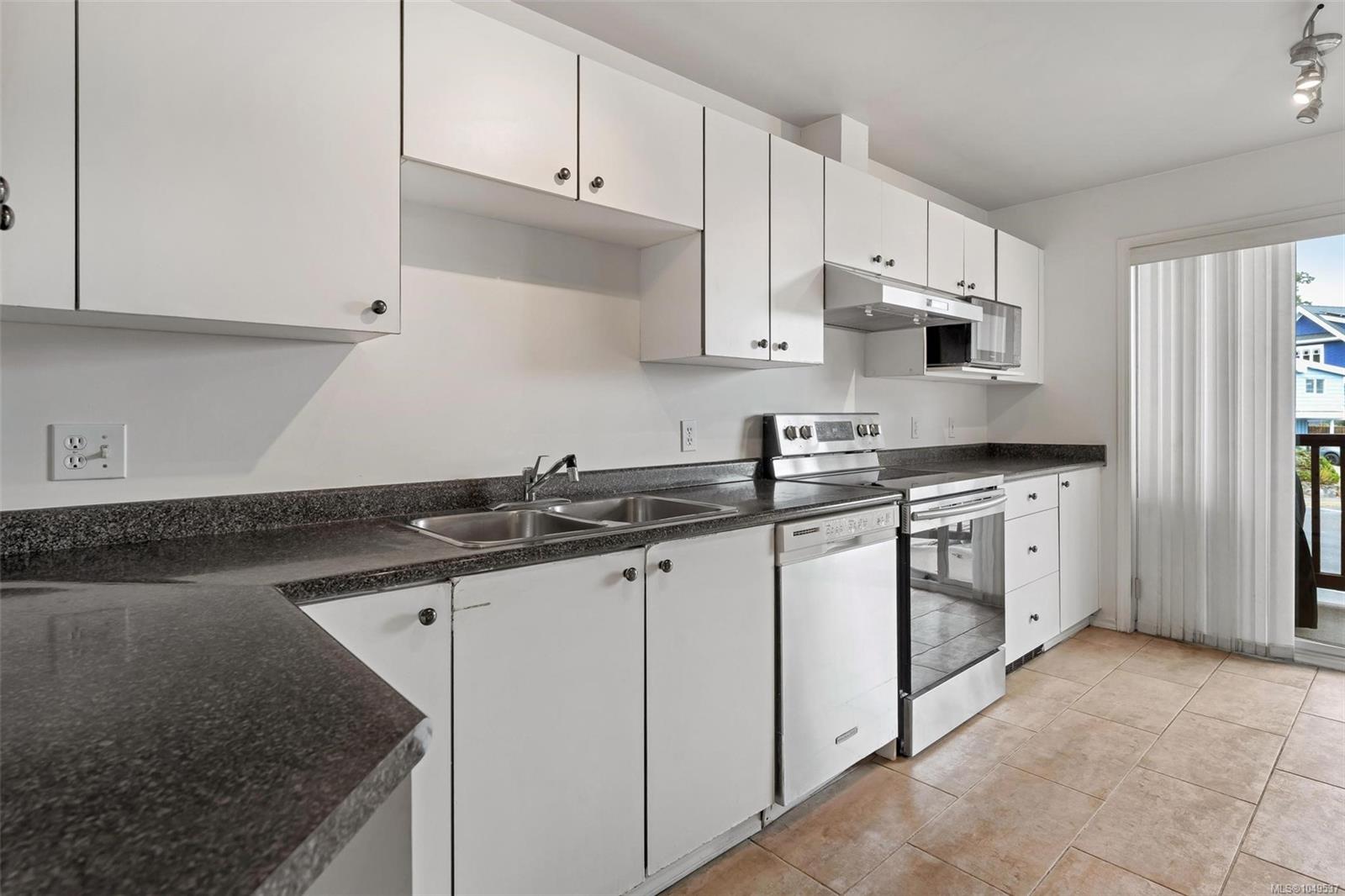 305-1593 Begbie St — listing photo 13 of 29