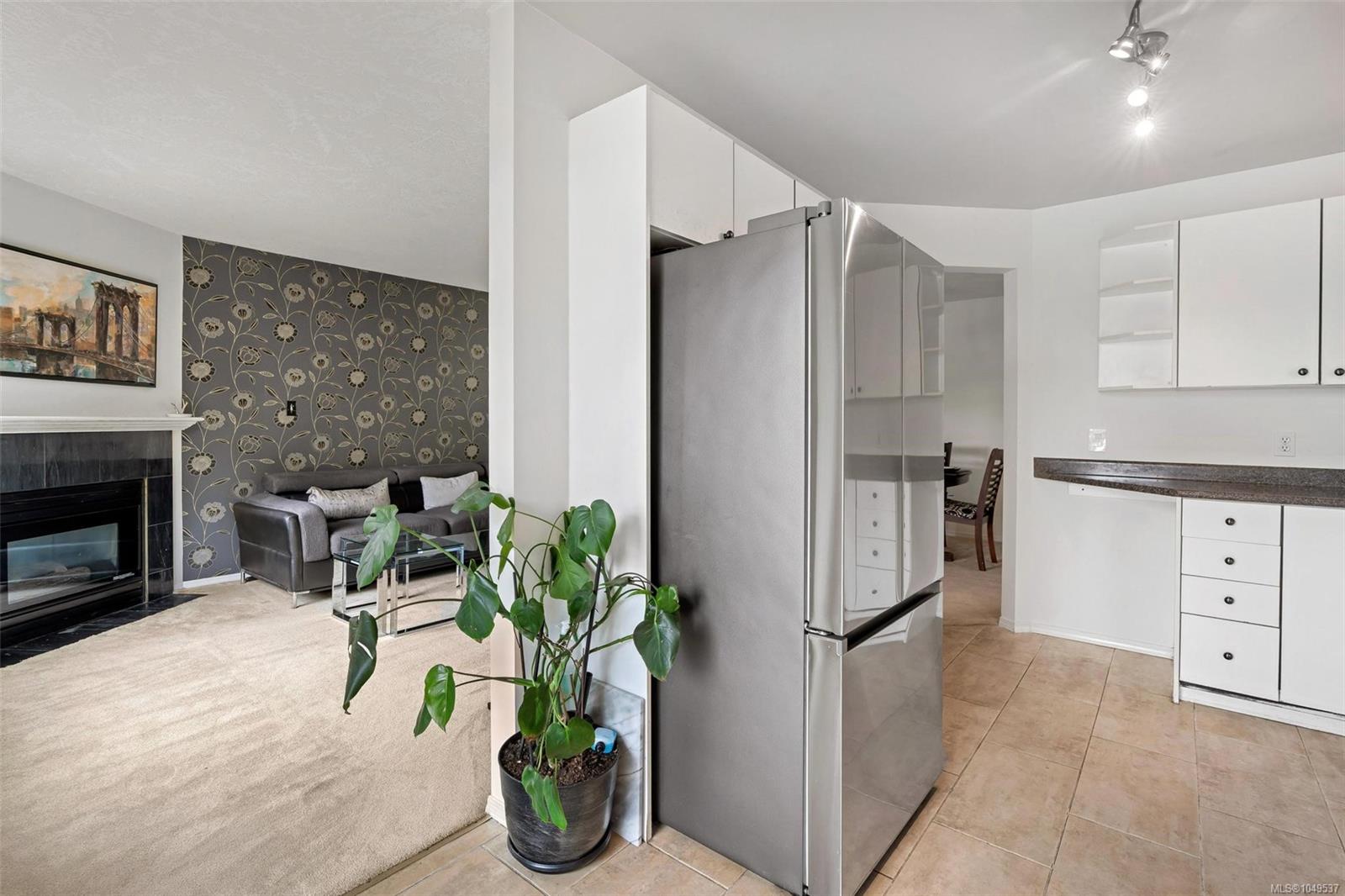 305-1593 Begbie St — listing photo 10 of 29