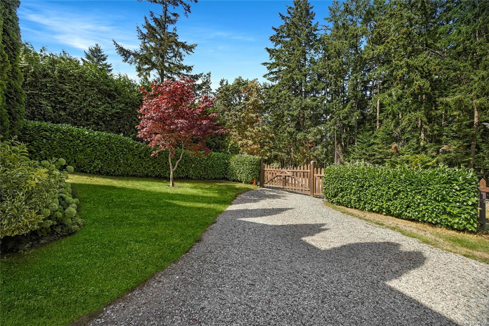 155 Seaview Ave — listing photo 5 of 23