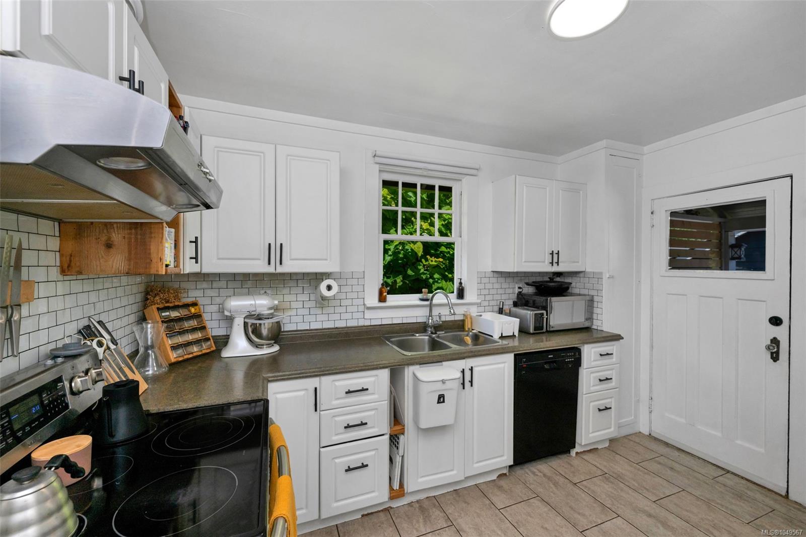 476 Ypres St — listing photo 11 of 38