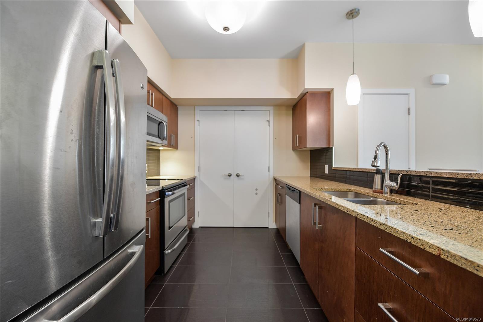 201-591 Latoria Rd — listing photo 8 of 26