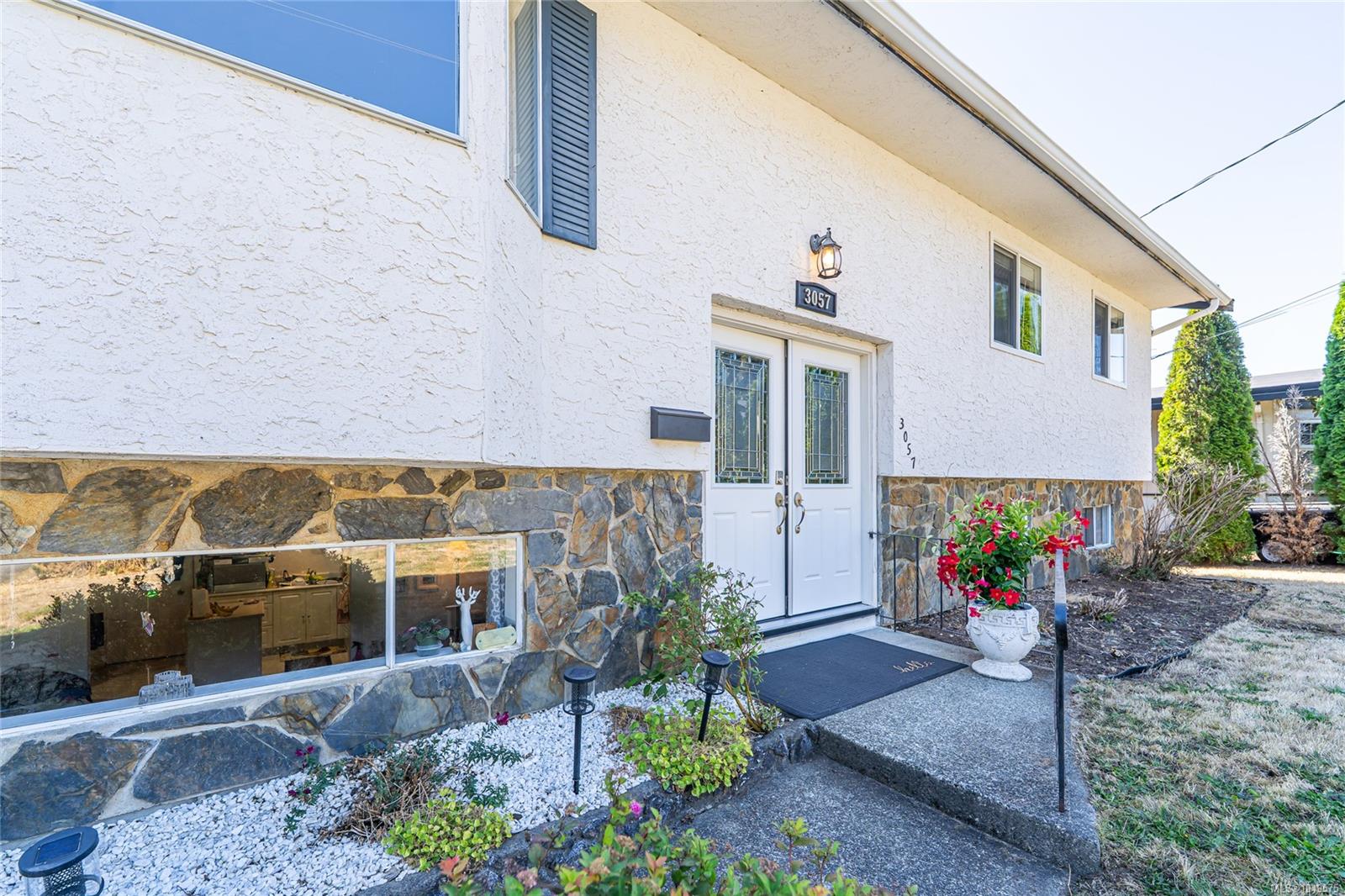 3057 Shoreview Dr — listing photo 3 of 29