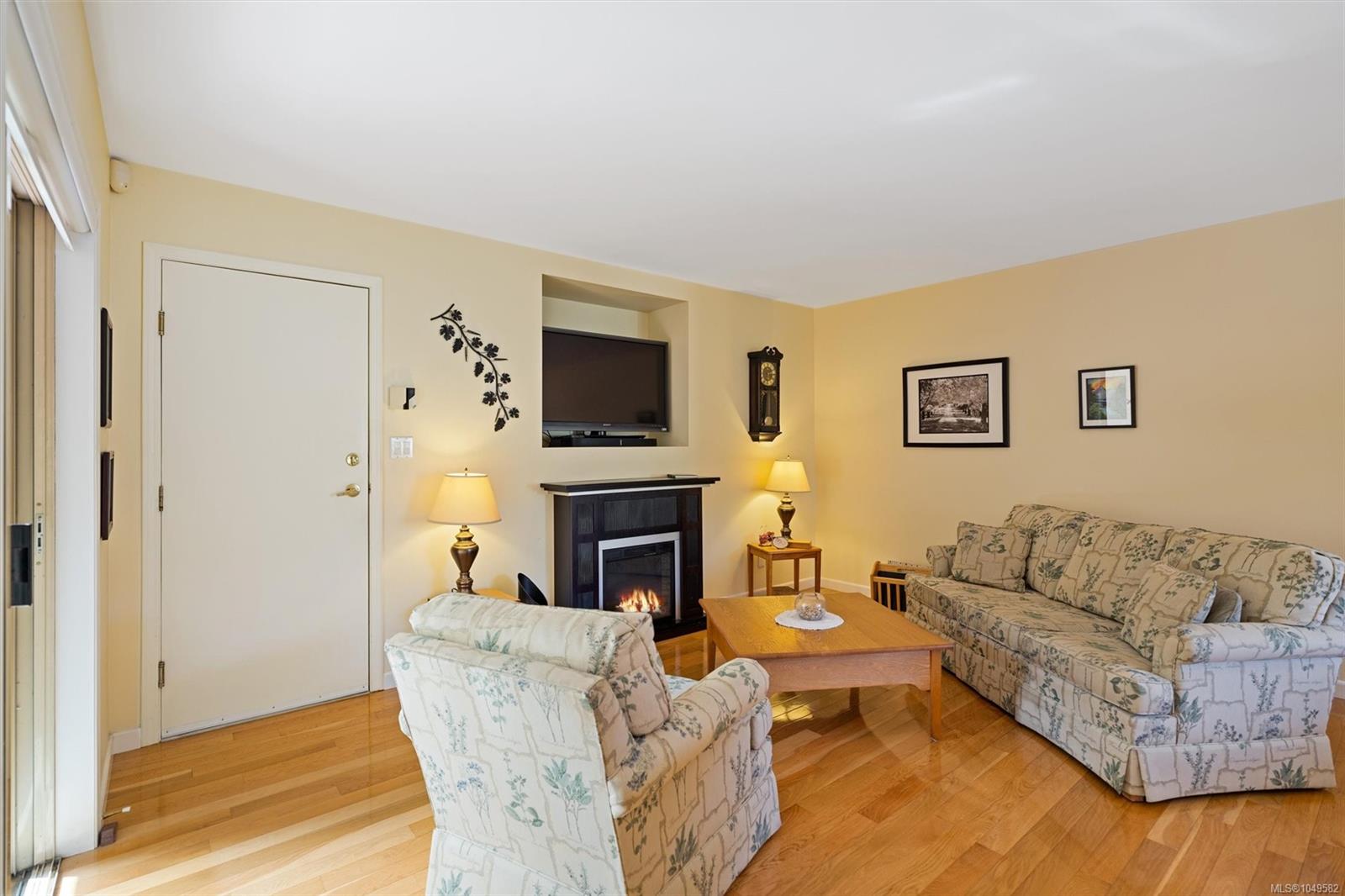3-4701 Lochside Dr — listing photo 14 of 49
