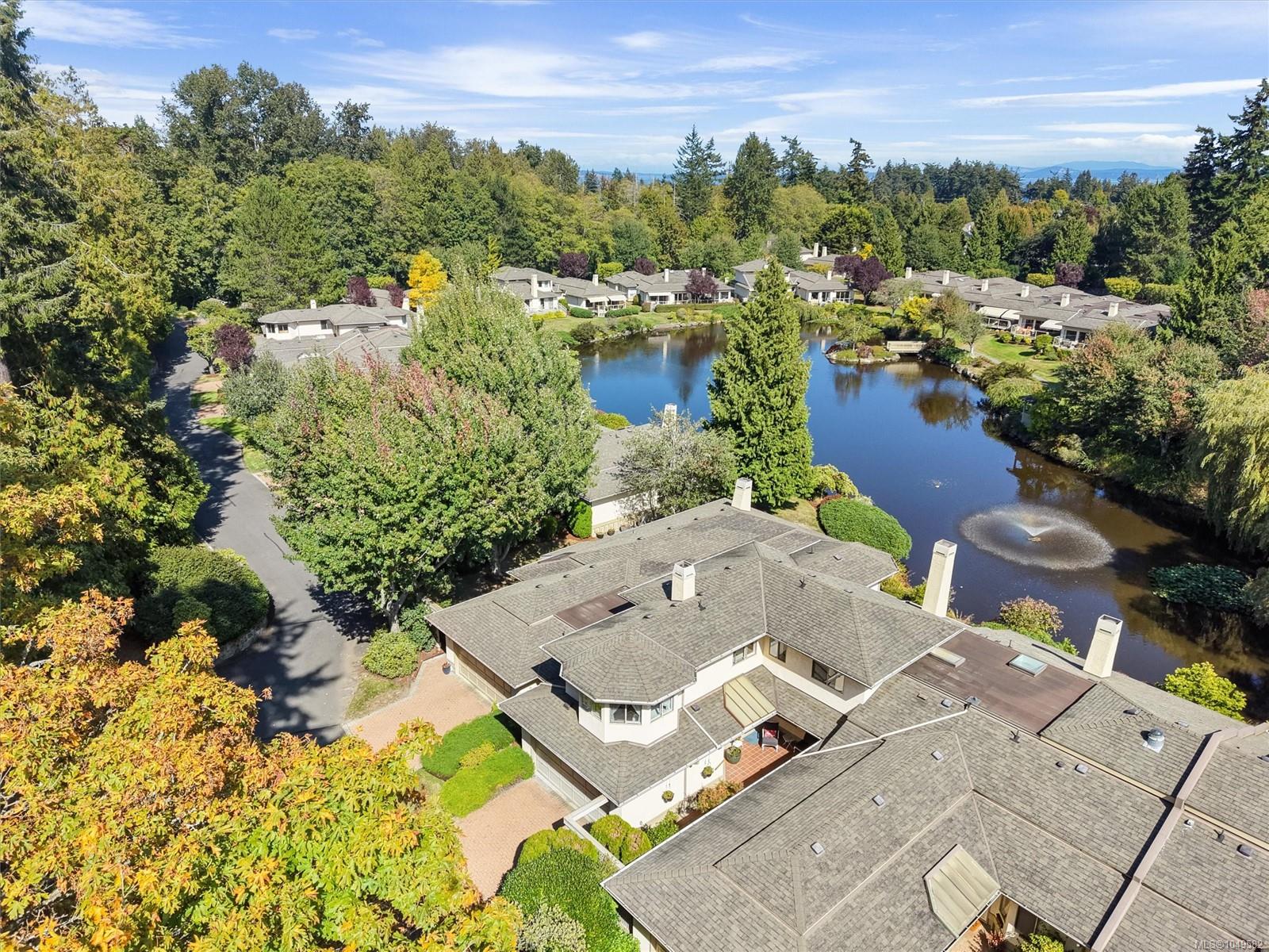 3-4701 Lochside Dr — listing photo 5 of 49
