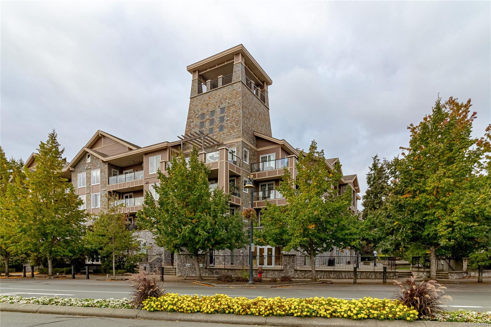 217-1325 Bear Mountain Pkwy — listing photo 3 of 25