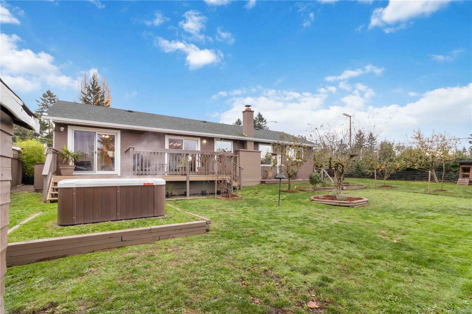 6756 Central Saanich Rd — listing photo 3 of 47