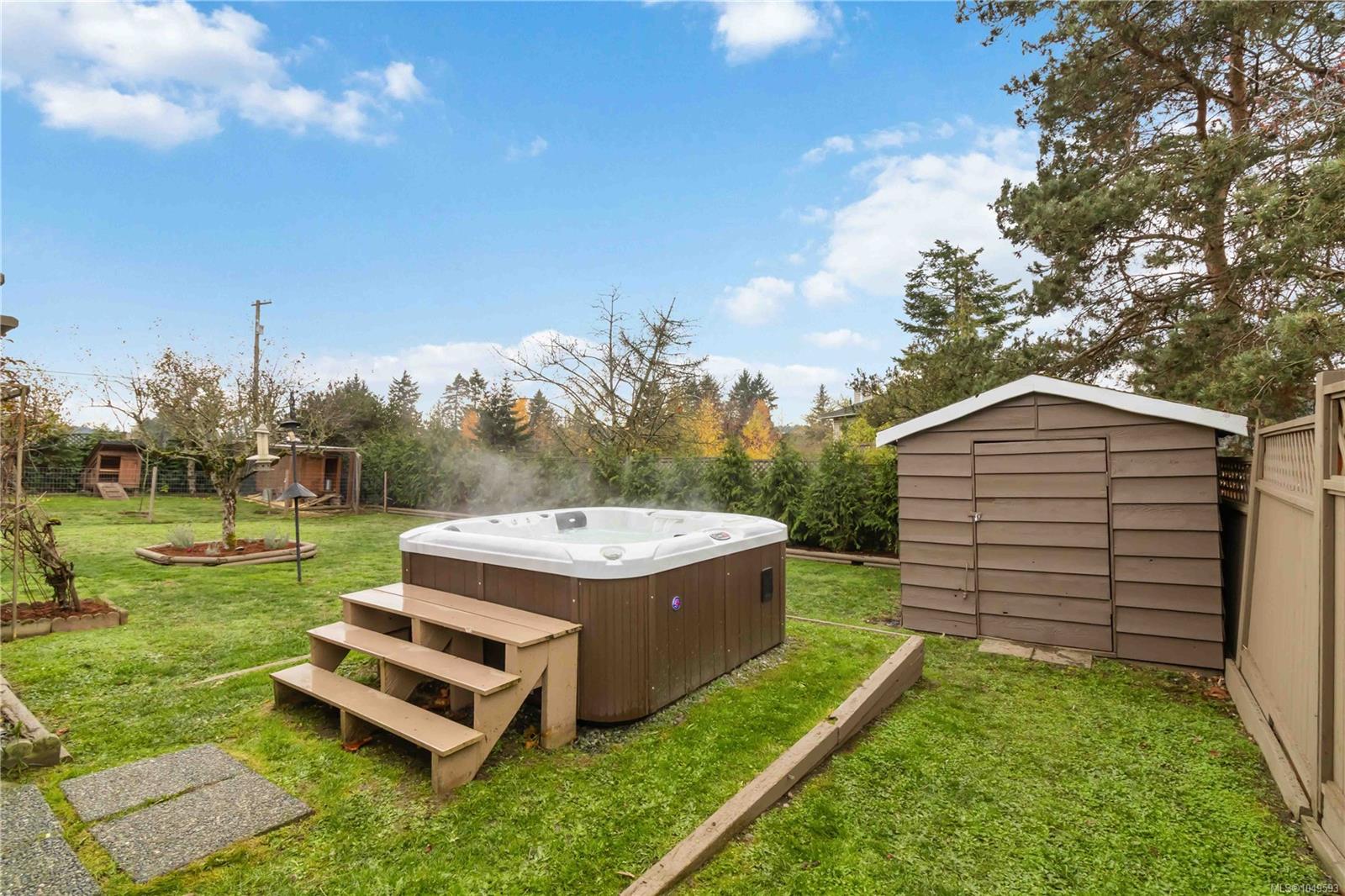 6756 Central Saanich Rd — listing photo 5 of 47