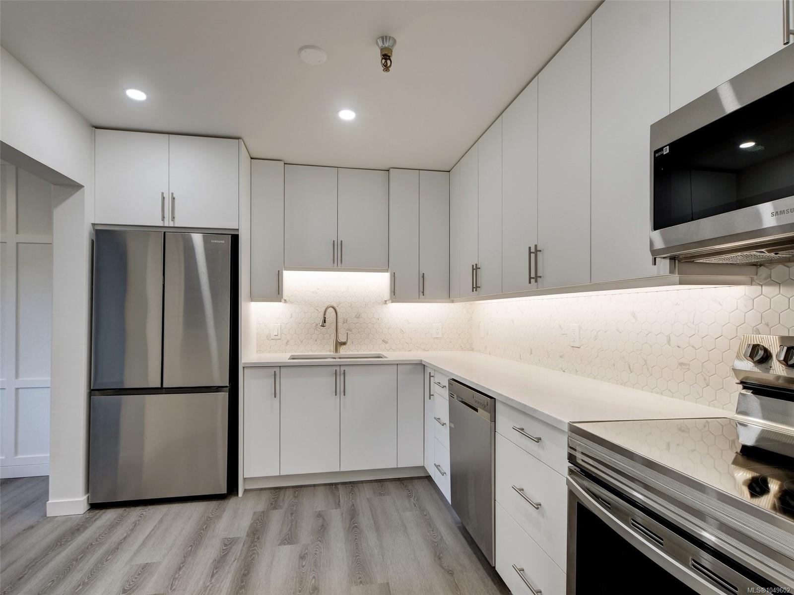205-75 Gorge Rd — listing photo 11 of 26