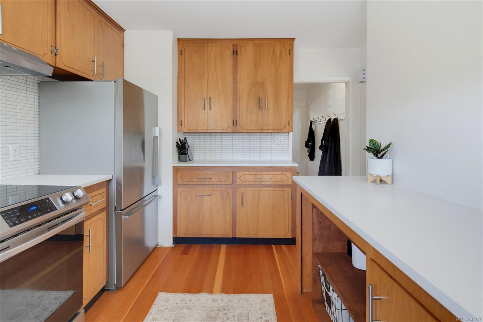 1050 Deal St — listing photo 12 of 49