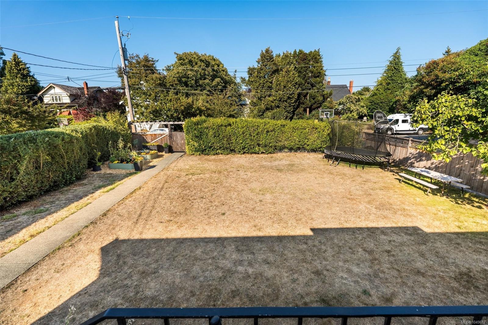 1050 Deal St — listing photo 3 of 49