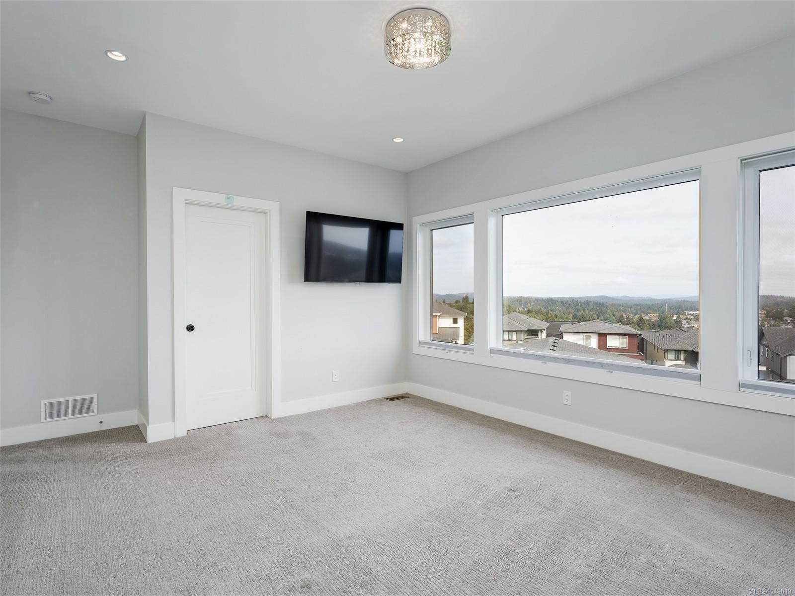 2399 Azurite Cres — listing photo 13 of 40