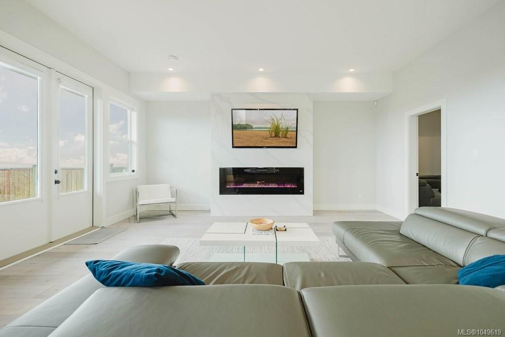 2399 Azurite Cres — listing photo 3 of 40