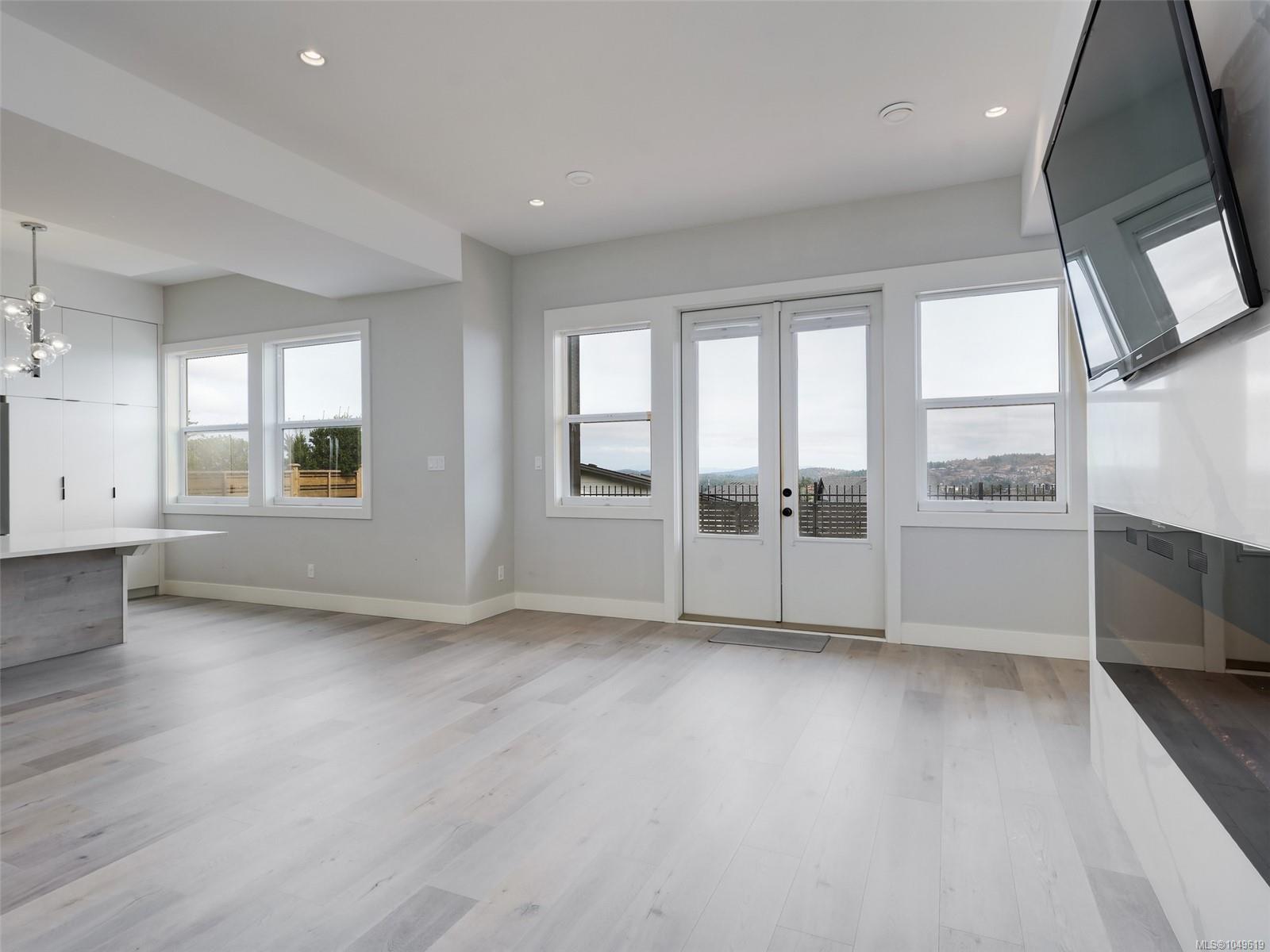 2399 Azurite Cres — listing photo 8 of 40