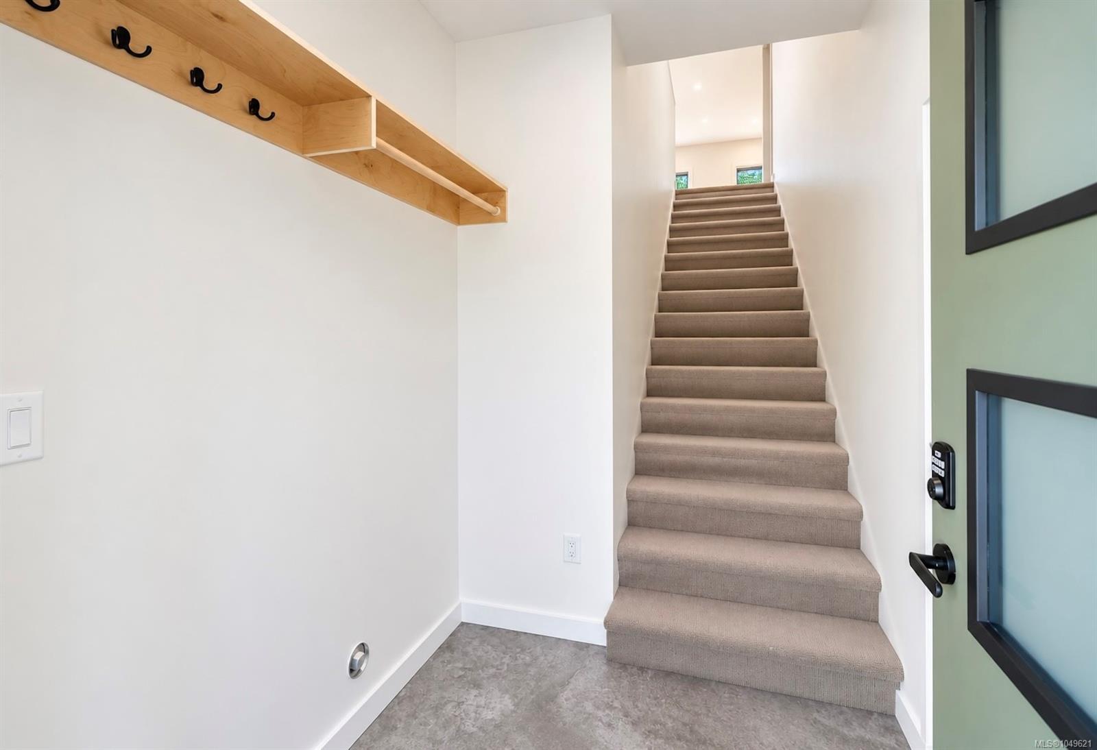535 Gibson St — listing photo 3 of 39
