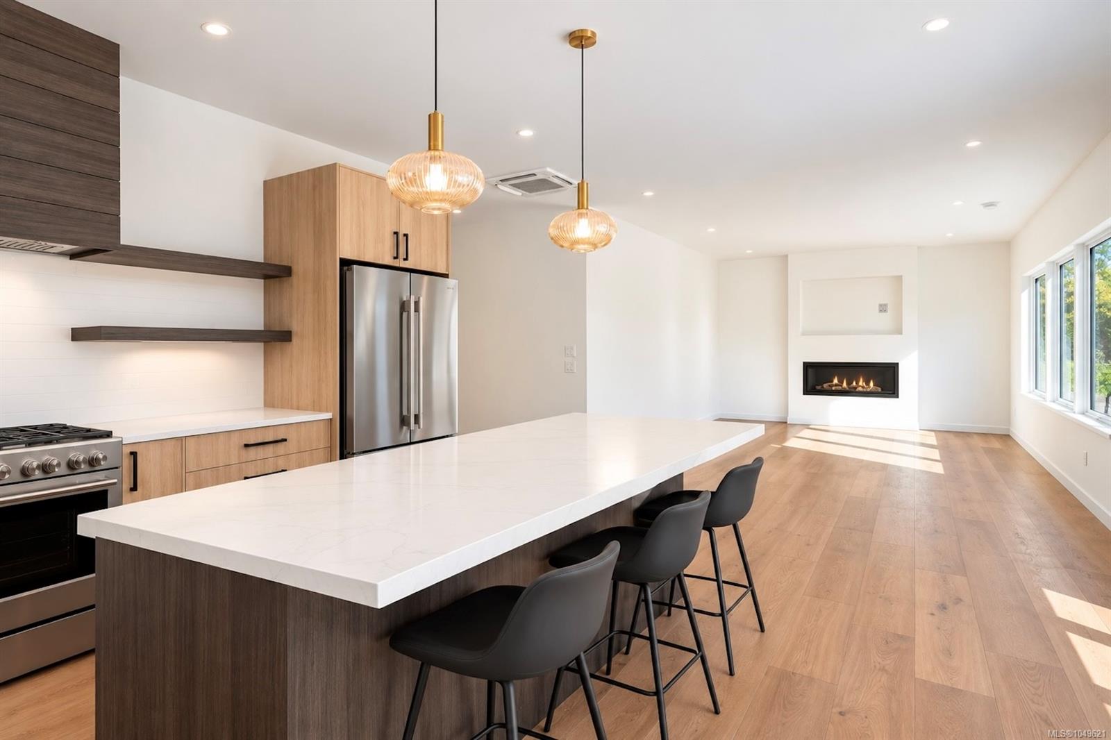 535 Gibson St — listing photo 7 of 39