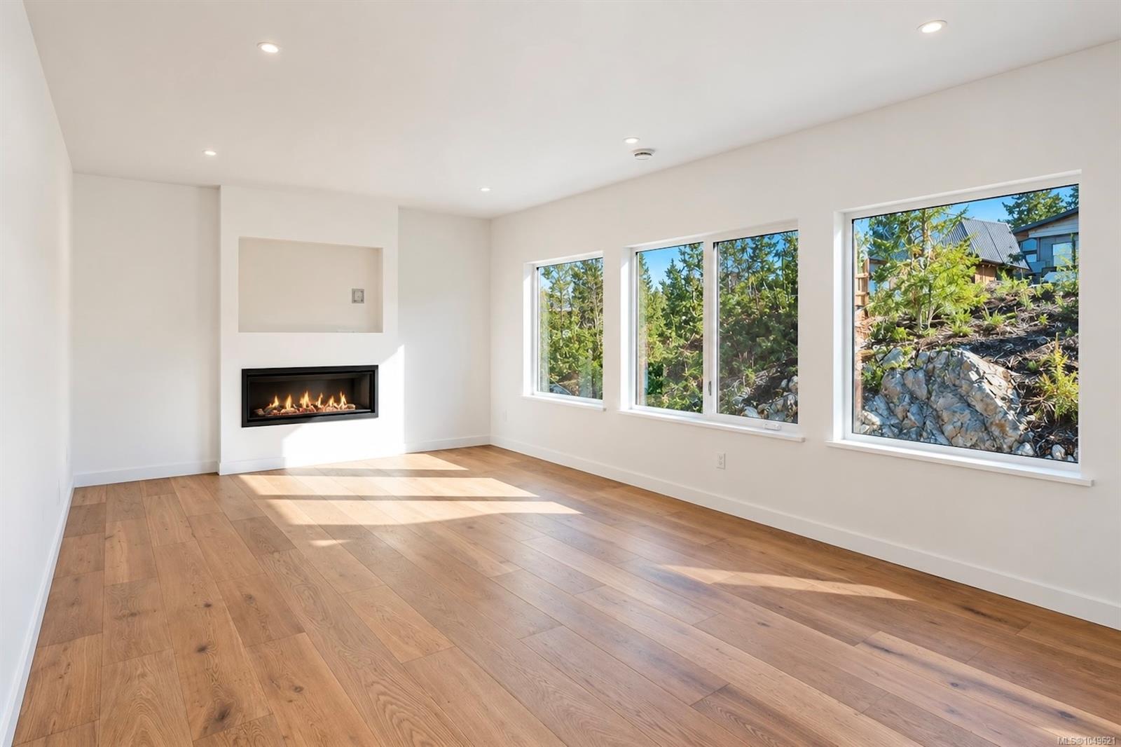 535 Gibson St — listing photo 8 of 39