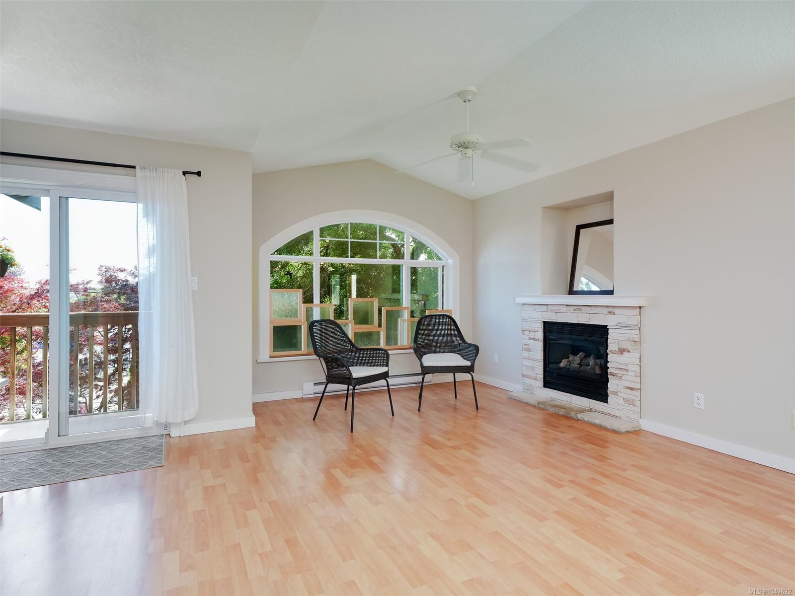 1040 Alston St — listing photo 3 of 33