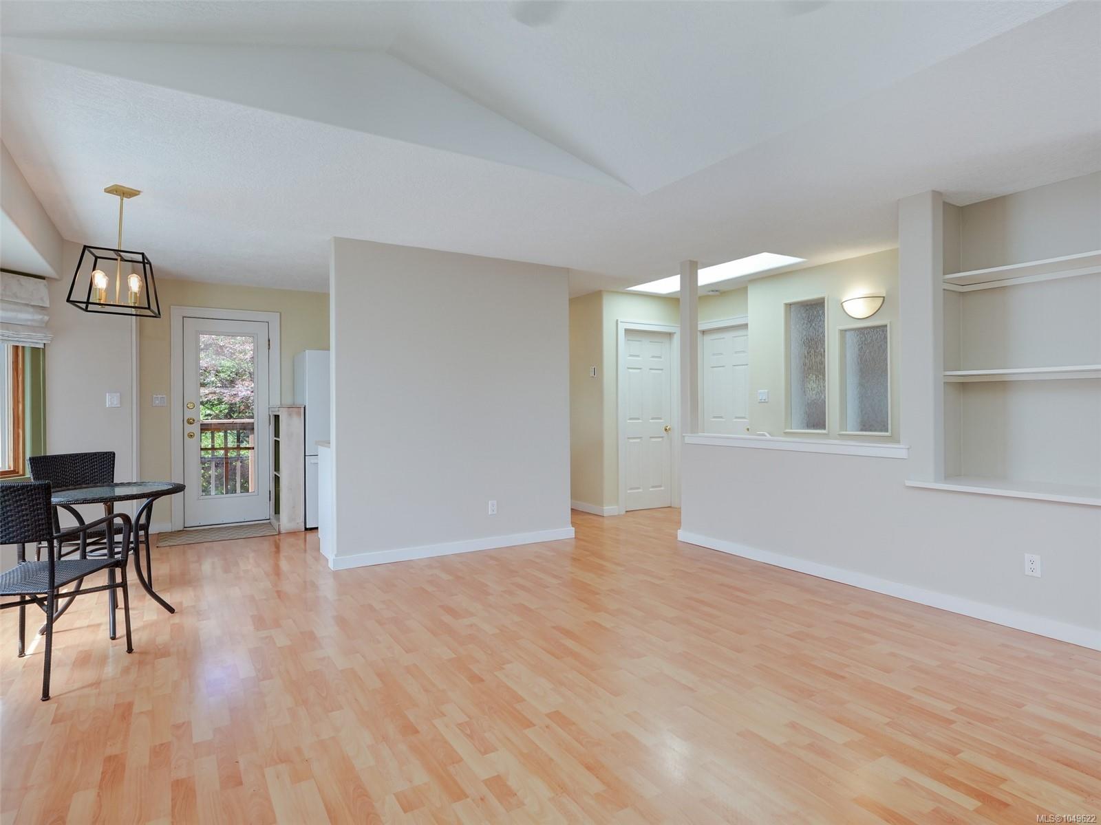 1040 Alston St — listing photo 6 of 33