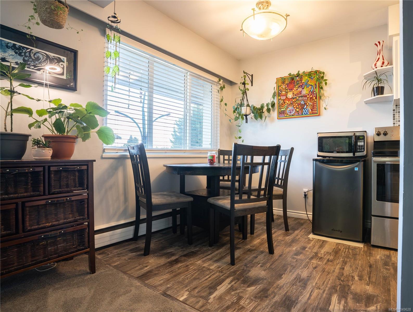 352 Burnside Rd — listing photo 4 of 22