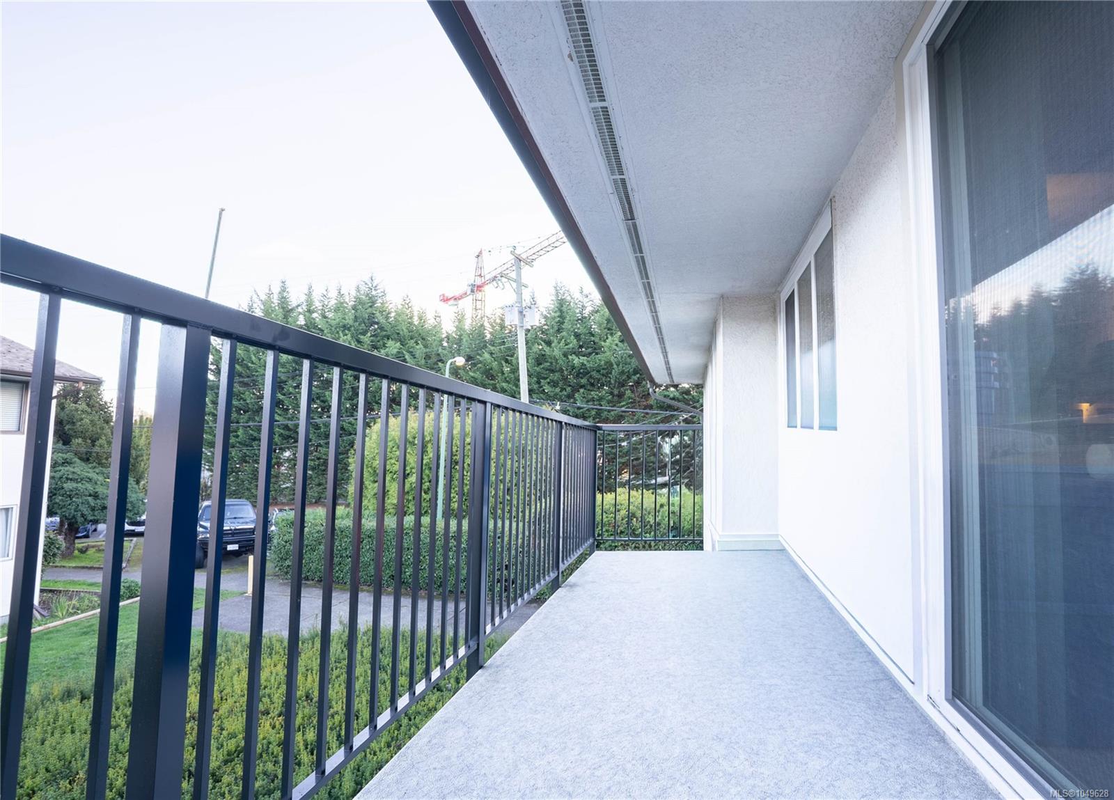 352 Burnside Rd — listing photo 9 of 22