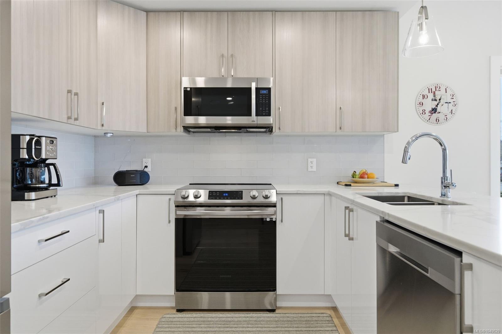 301-7098 Wallace Dr — listing photo 3 of 28