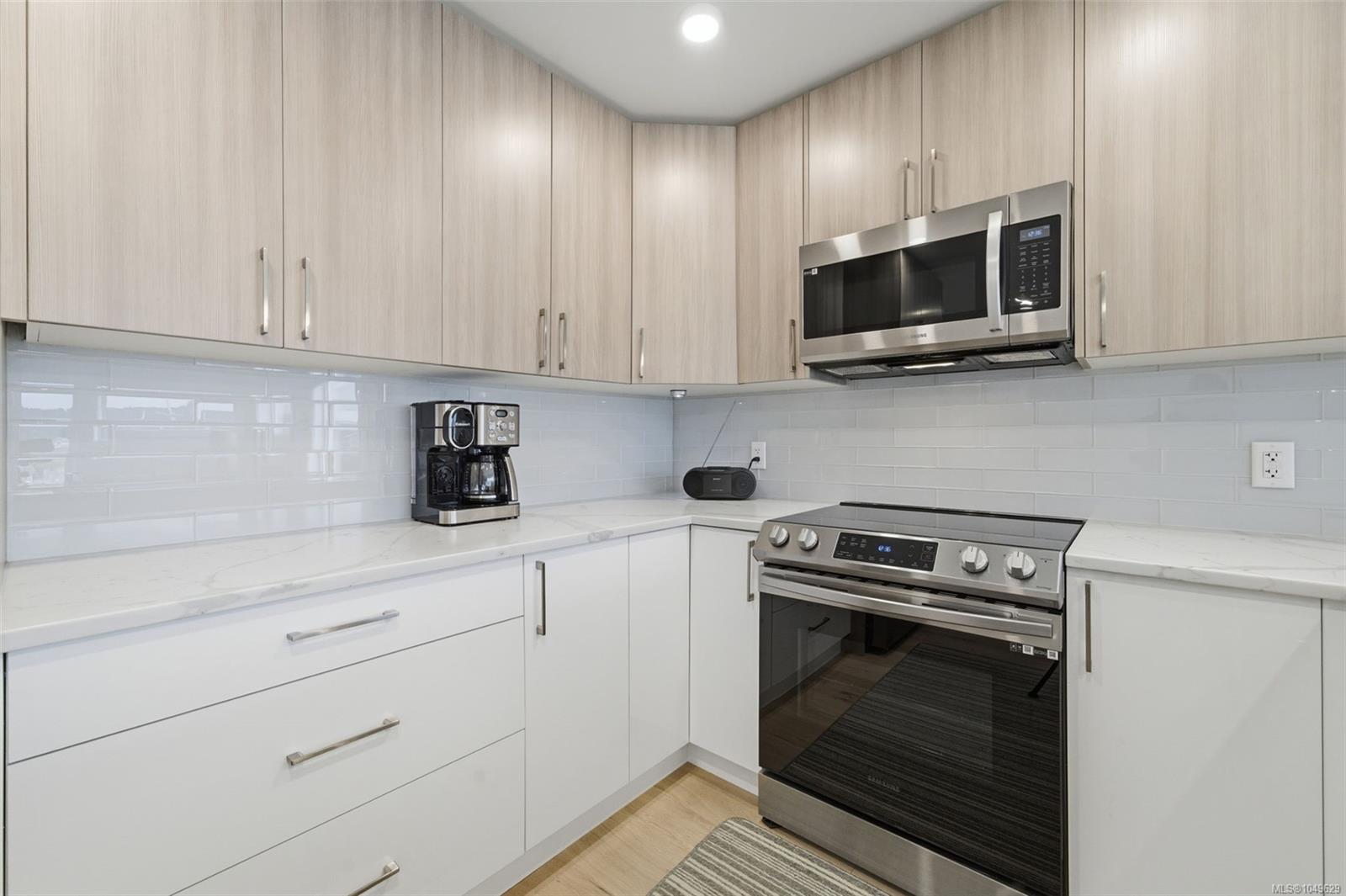 301-7098 Wallace Dr — listing photo 4 of 28