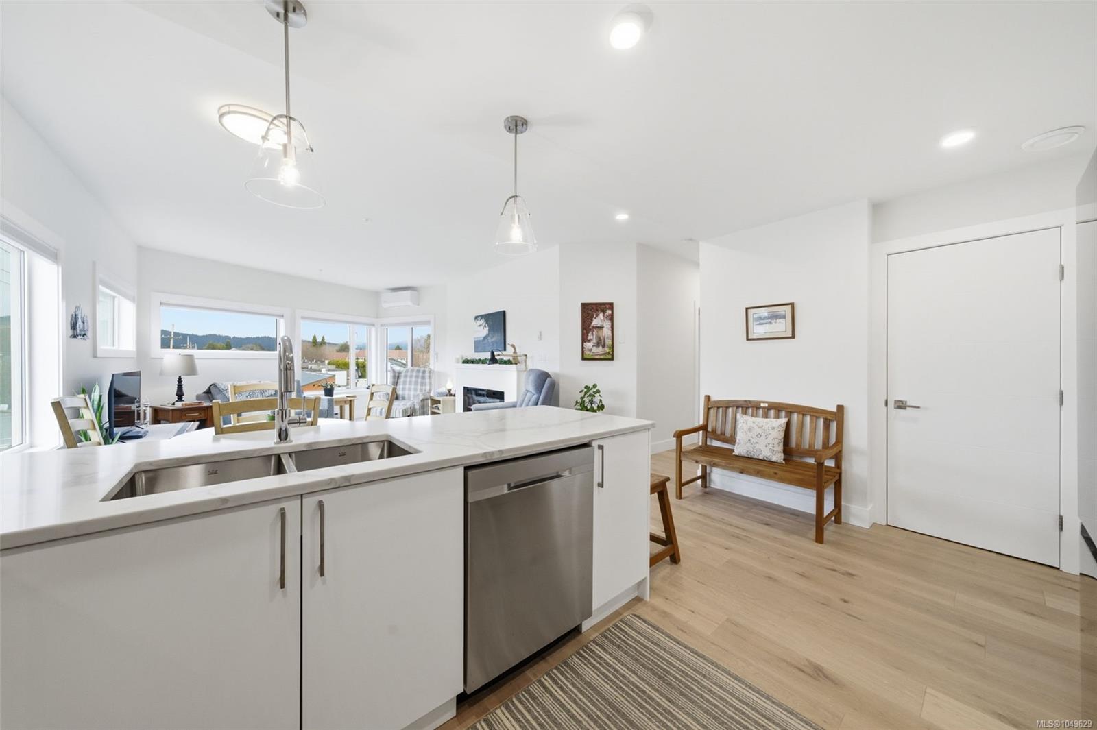 301-7098 Wallace Dr — listing photo 5 of 28