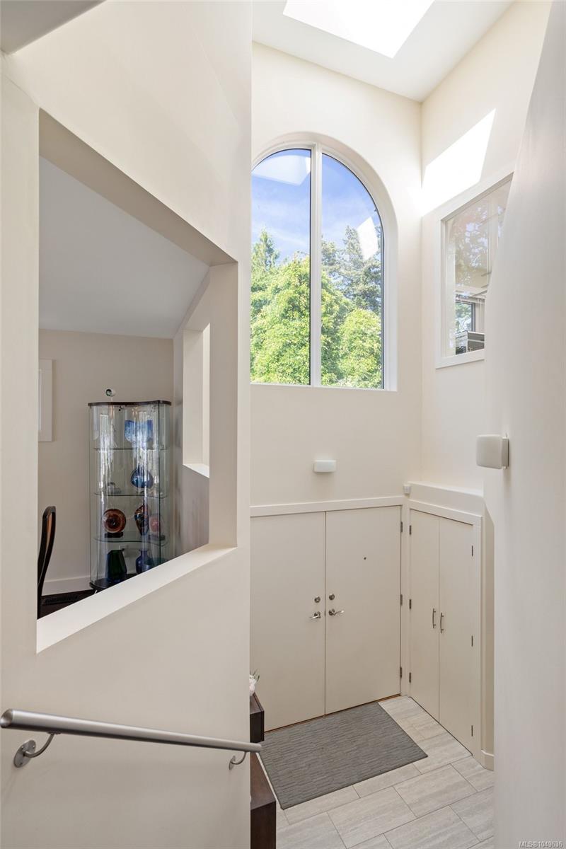7090 Brentwood Dr — listing photo 5 of 51