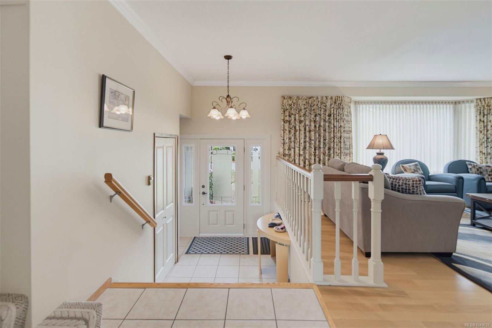 2056 Skyline Cres — listing photo 11 of 50