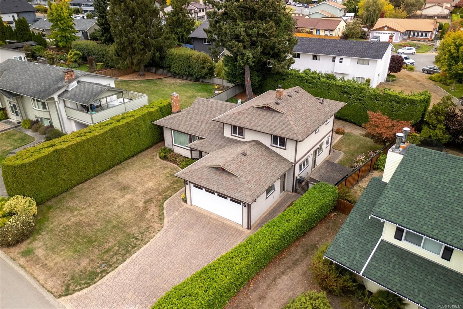 2056 Skyline Cres — listing photo 6 of 50
