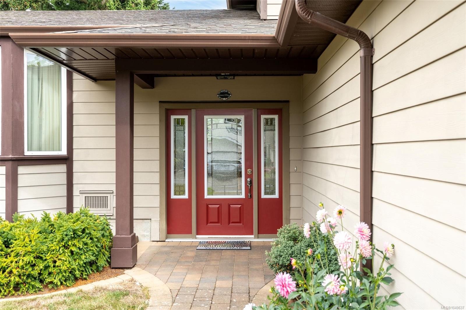 2056 Skyline Cres — listing photo 9 of 50