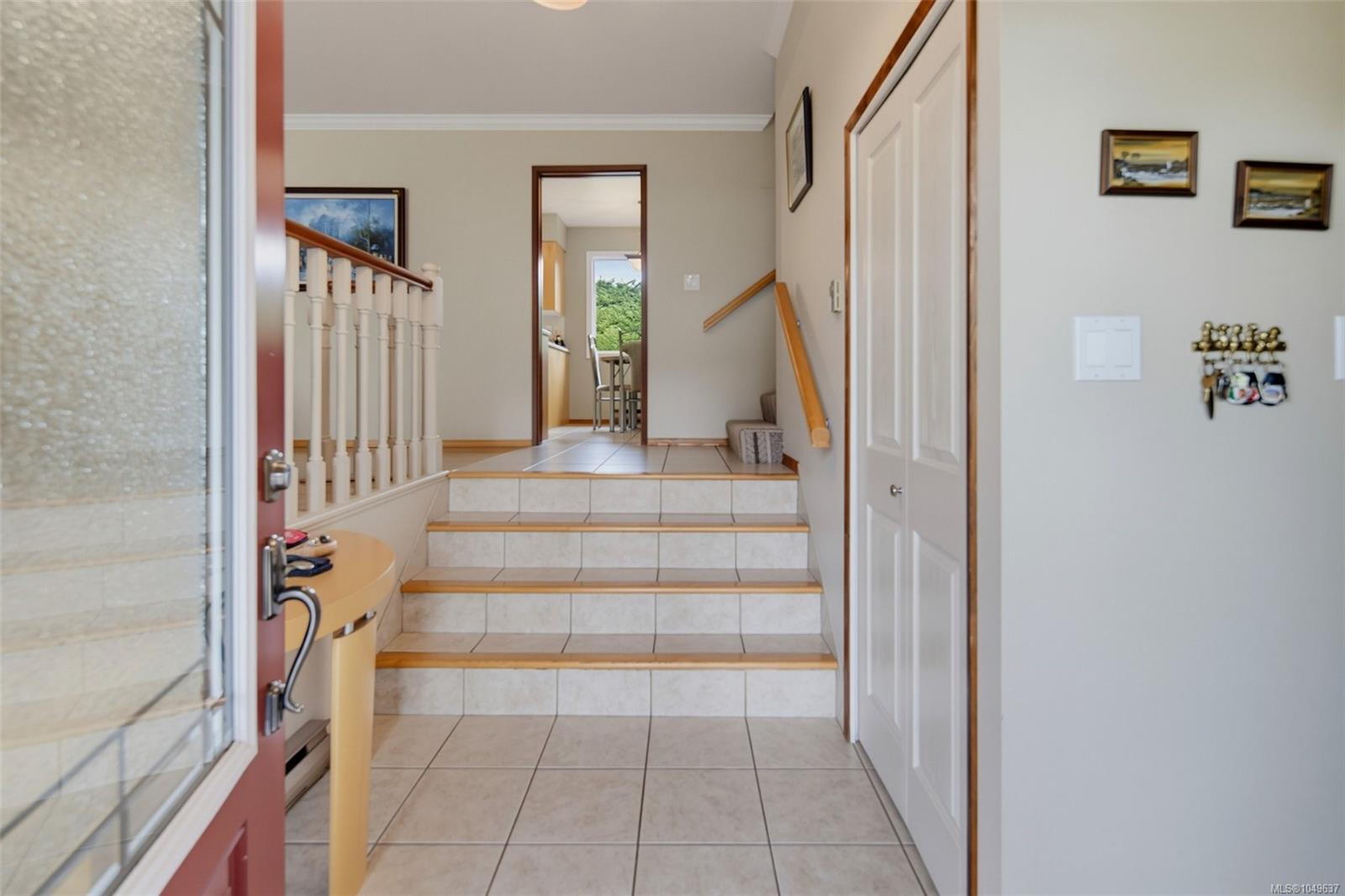 2056 Skyline Cres — listing photo 10 of 50