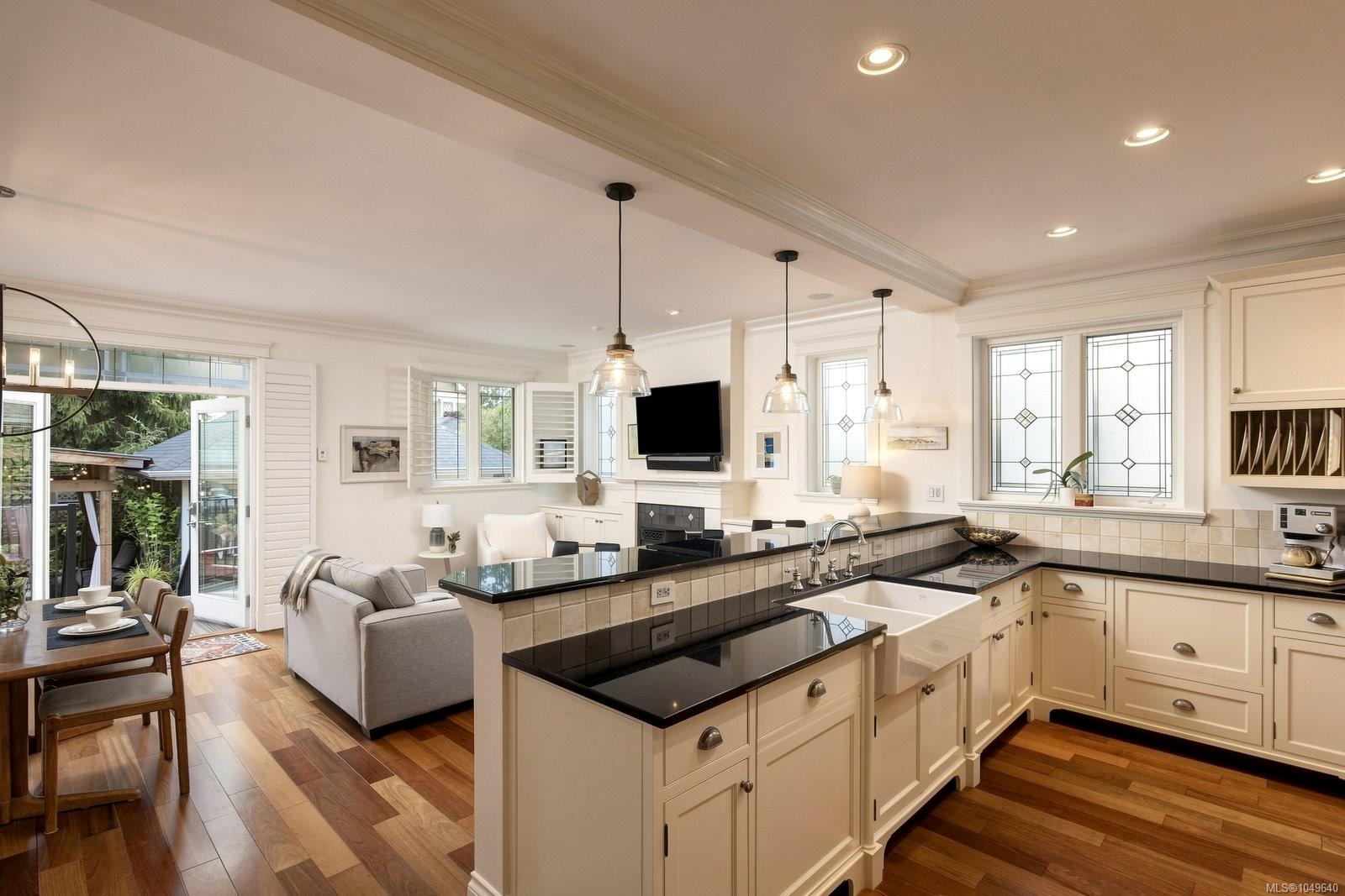 1046 Davie St — listing photo 4 of 42