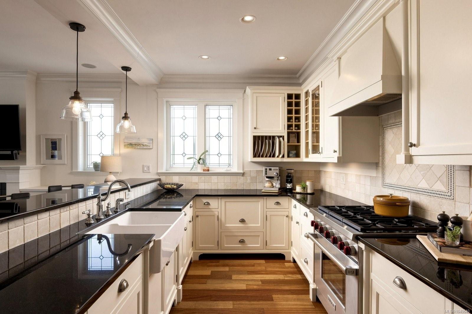 1046 Davie St — listing photo 5 of 42