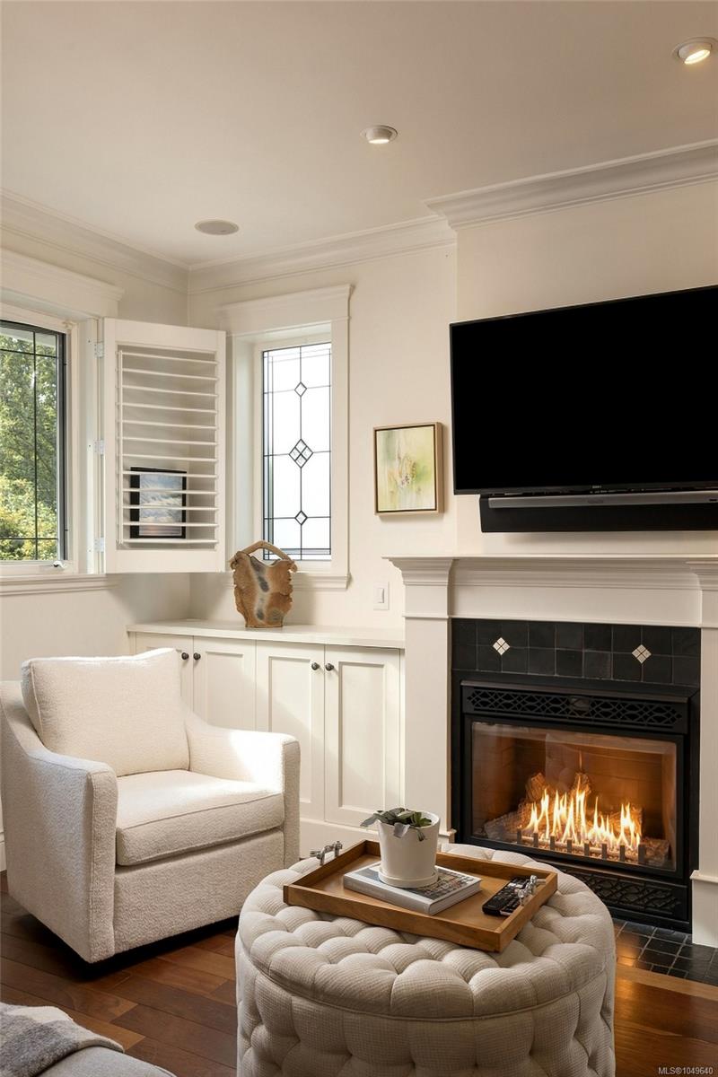 1046 Davie St — listing photo 9 of 42