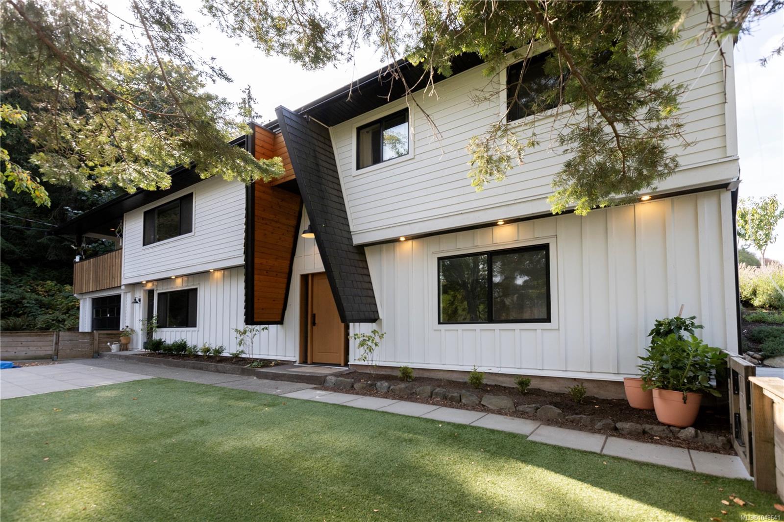 923 Walfred Rd — listing photo 2 of 58
