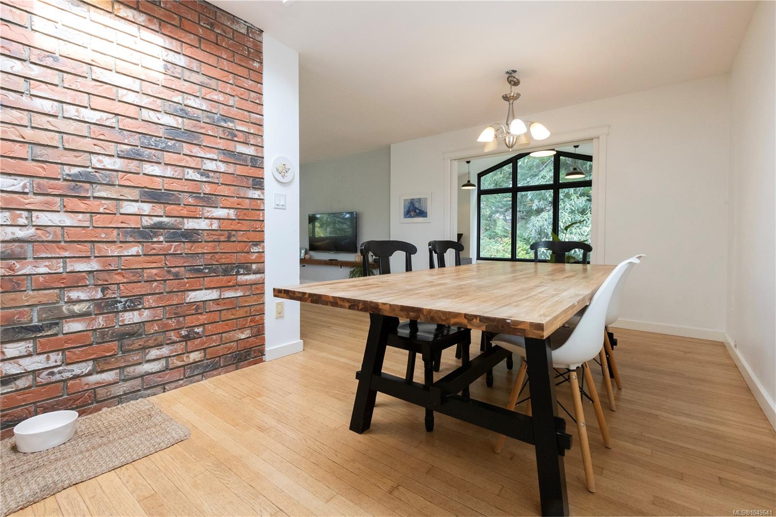 923 Walfred Rd — listing photo 11 of 58